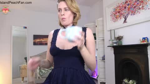 Snapshot of island_peach chatting on November 9, 2025, 2:15 pm Lou Peaches online show from November 9, 2025, 2:15 pm