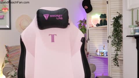 Snapshot of island_peach chatting on January 18, 2026, 2:43 pm Lou Peaches online show from January 18, 2026, 2:43 pm