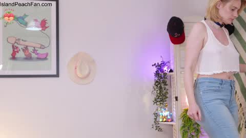 Snapshot of island_peach chatting on March 27, 2026, 3:23 pm Lou Peaches online show from March 27, 2026, 3:23 pm
