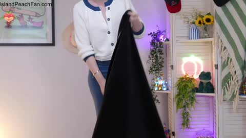 Snapshot of island_peach chatting on April 4, 2026, 2:03 pm Lou Peaches online show from April 4, 2026, 2:03 pm