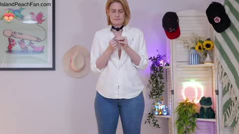 Snapshot of island_peach chatting on April 5, 2026, 2:14 pm Lou Peaches online show from April 5, 2026, 2:14 pm