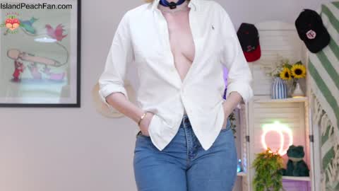 Snapshot of island_peach chatting on April 10, 2026, 2:11 pm Lou Peaches online show from April 10, 2026, 2:11 pm