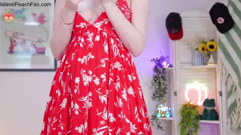 Snapshot of island_peach chatting on April 18, 2026, 2:10 pm Lou Peaches online show from April 18, 2026, 2:10 pm
