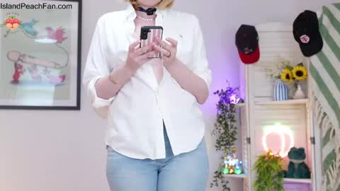 Snapshot of island_peach chatting on April 26, 2026, 12:58 pm Lou Peaches online show from April 26, 2026, 12:58 pm