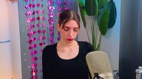 Snapshot of isobelsteinger chatting on February 20, 2026, 8:16 am Emilia online show from February 20, 2026, 8:16 am