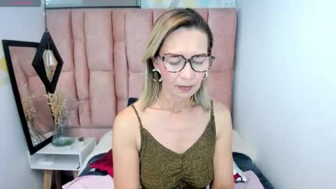 ISSA MILF online show from May 14, 2026, 1:40 pm