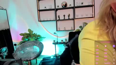 Issabel online show from December 1, 2025, 12:43 pm