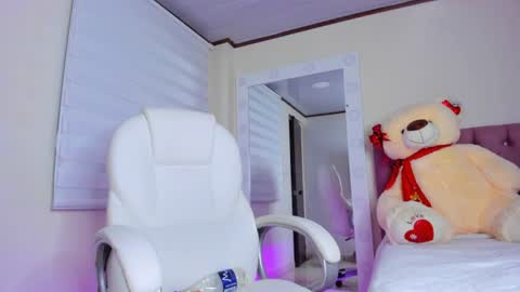 Isa  online show from February 3, 2025, 8:57 am