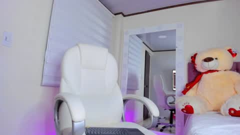 Isa  online show from February 5, 2025, 8:43 am