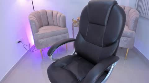 issi_loren online show from December 1, 2025, 12:59 am