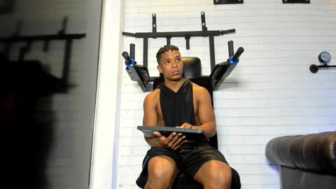 Italo Moore online show from October 2, 2025, 11:17 am