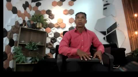 Italo Moore online show from October 6, 2025, 11:40 am