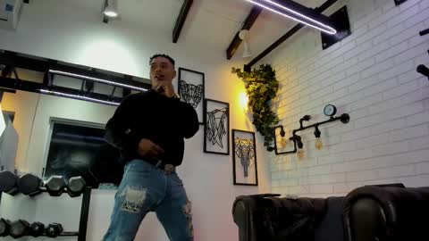 Italo Moore online show from November 12, 2025, 11:21 am