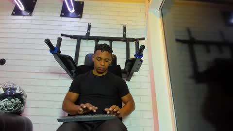 Italo Moore online show from November 29, 2025, 11:13 am