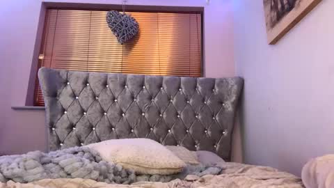 Lola online show from December 6, 2024, 9:46 pm