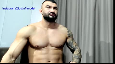 iustinmucle95 online show from December 1, 2025, 10:31 am