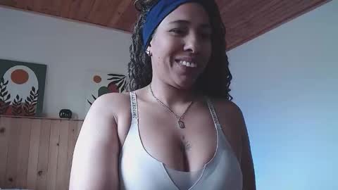 ivonne_collins33 online show from February 23, 2026, 2:36 pm