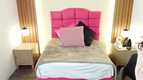 Snapshot of ivonneross_ chatting on February 16, 2026, 12:01 pm I V O N N E R O S S online show from February 16, 2026, 12:01 pm