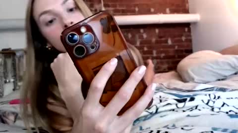 ivygrave online show from September 13, 2025, 2:11 am