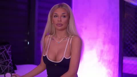 IvyRowa online show from October 9, 2025, 6:06 pm