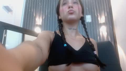 Snapshot of izelevans chatting on December 5, 2025, 11:30 am izelevans online show from December 5, 2025, 11:30 am