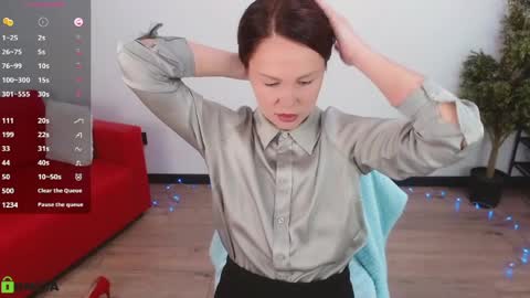 Snapshot of izzy_cam chatting on May 4, 2026, 5:47 am Queen of nylon Victoria online show from May 4, 2026, 5:47 am