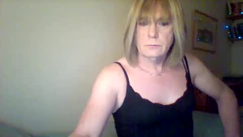 Snapshot of izzy_mchoney chatting on December 29, 2024, 2:06 am izzy_mchoney online show from December 29, 2024, 2:06 am