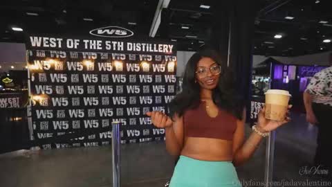 Snapshot of jada_valentine chatting on November 8, 2025, 10:52 pm Jada online show from November 8, 2025, 10:52 pm