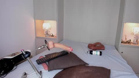 Snapshot of jademuller_ chatting on May 14, 2026, 9:10 pm JADE online show from May 14, 2026, 9:10 pm