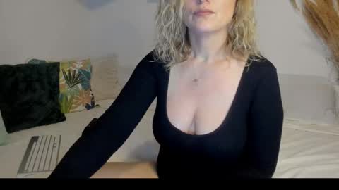 elena online show from February 16, 2026, 2:51 am