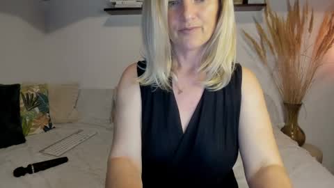 elena online show from May 26, 2026, 2:29 am