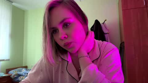 Mila online show from April 8, 2026, 12:27 pm