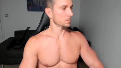Snapshot of jakubstefano chatting on December 15, 2024, 7:57 am Muscle beast P online show from December 15, 2024, 7:57 am