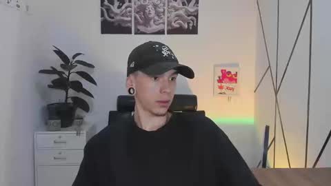 james_adamss_ online show from November 18, 2025, 12:42 pm