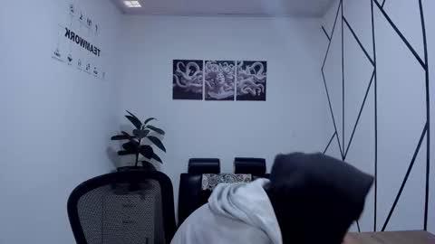 james_adamss_ online show from December 4, 2025, 12:36 pm