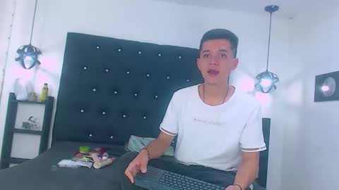 Snapshot of james_and_kenet chatting on February 19, 2026, 11:39 am James y Kenet online show from February 19, 2026, 11:39 am