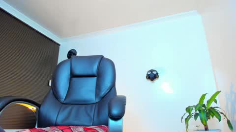 Snapshot of james_thick1 chatting on February 1, 2025, 12:07 am James online show from February 1, 2025, 12:07 am