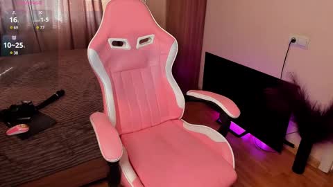 Snapshot of jane_paws chatting on February 18, 2025, 4:37 am Jane online show from February 18, 2025, 4:37 am