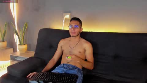 Snapshot of jaybrown_1 chatting on November 24, 2025, 11:43 am Jay online show from November 24, 2025, 11:43 am