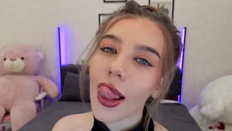 Snapshot of jenie_fire chatting on October 15, 2025, 1:22 pm Dolly online show from October 15, 2025, 1:22 pm