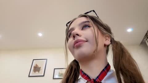 Snapshot of jenie_fire chatting on November 7, 2025, 1:22 pm Dolly online show from November 7, 2025, 1:22 pm