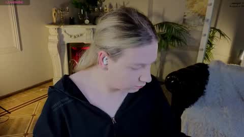 Snapshot of jes_solar chatting on November 9, 2025, 9:35 pm jes_solar online show from November 9, 2025, 9:35 pm