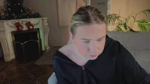 Snapshot of jes_solar chatting on December 17, 2025, 10:05 pm jes_solar online show from December 17, 2025, 10:05 pm