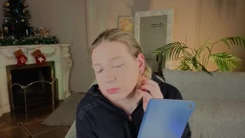 Snapshot of jes_solar chatting on December 18, 2025, 10:05 pm jes_solar online show from December 18, 2025, 10:05 pm