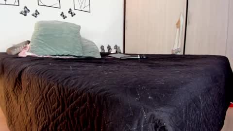 Snapshot of jessica_lovely77 chatting on February 19, 2025, 2:33 am Jessica online show from February 19, 2025, 2:33 am