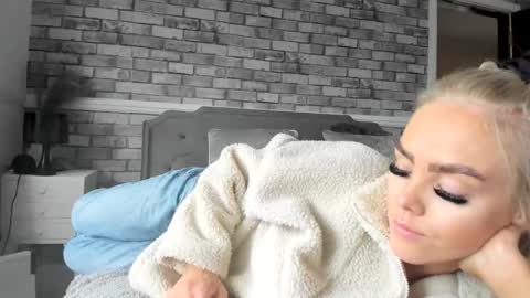 jessiebella0210_ online show from November 3, 2025, 3:13 pm