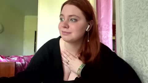 Snapshot of jesusgutzwiller chatting on May 27, 2026, 11:29 am Violetta online show from May 27, 2026, 11:29 am