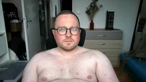 jeuneloup92 online show from April 14, 2026, 4:24 pm