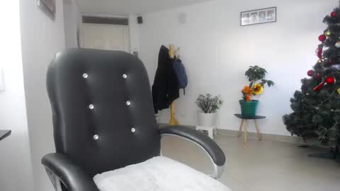 Snapshot of jezabel_purple chatting on December 18, 2025, 12:44 pm Camila online show from December 18, 2025, 12:44 pm