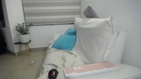 Snapshot of jezabel_purple chatting on January 16, 2026, 11:03 am Camila online show from January 16, 2026, 11:03 am